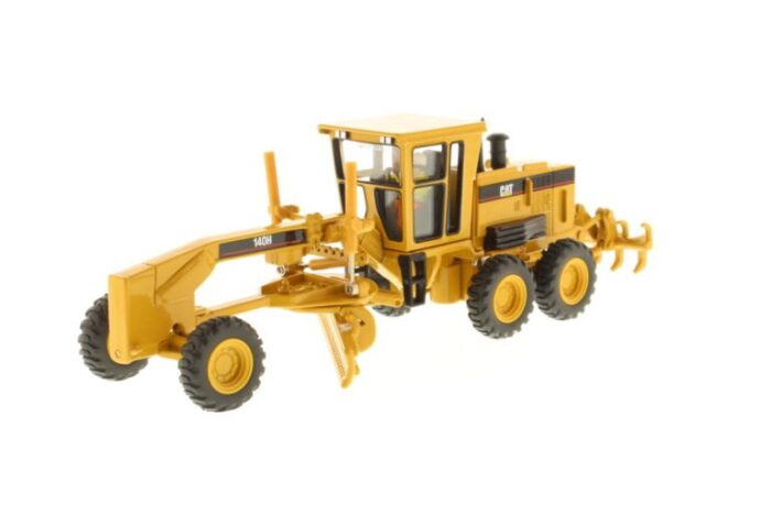 Cat 18M3 Motor Grader Black Finish Ltd Edit. 1/50Real Replicas ™ di Cat® Licenziate.La vera geometria della macchina.Tutti i dettagli del modello in scala iniziano con i fi le 3D delle macchine reali, forniti direttamente da Caterpillar Inc.Colore autentico Cat Machine della vernice giallaAutentica etichettatura e nomenclatura stampata utilizzando i fi le originali forniti da Caterpillar®Oscillazione, articolazione e altri movimenti replicati il più fedelmente possibileLa fi gura dell’operatore accuratamente ridimensionata nella cabina di ogni modello fornisceun riferimento istantaneo in “scala umana” alle dimensioni della macchina realeHigh LineLa serie High Line di Diecast Masters comprende in genere le versioni più recenti. Tutti i modelli High Line sono confezionati in scatole dimetallo stampate a colori, raffiguranti l’originale con le principali specifiche, protetti da una schiuma morbida.SCALA 1/50Dimensioni mm (242x110x81)